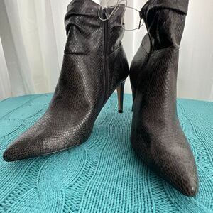 Xoxo Women's Taylor Pump SnakeSkin Pointed Toe Ankle Boots Black Size 9.5 NWOT